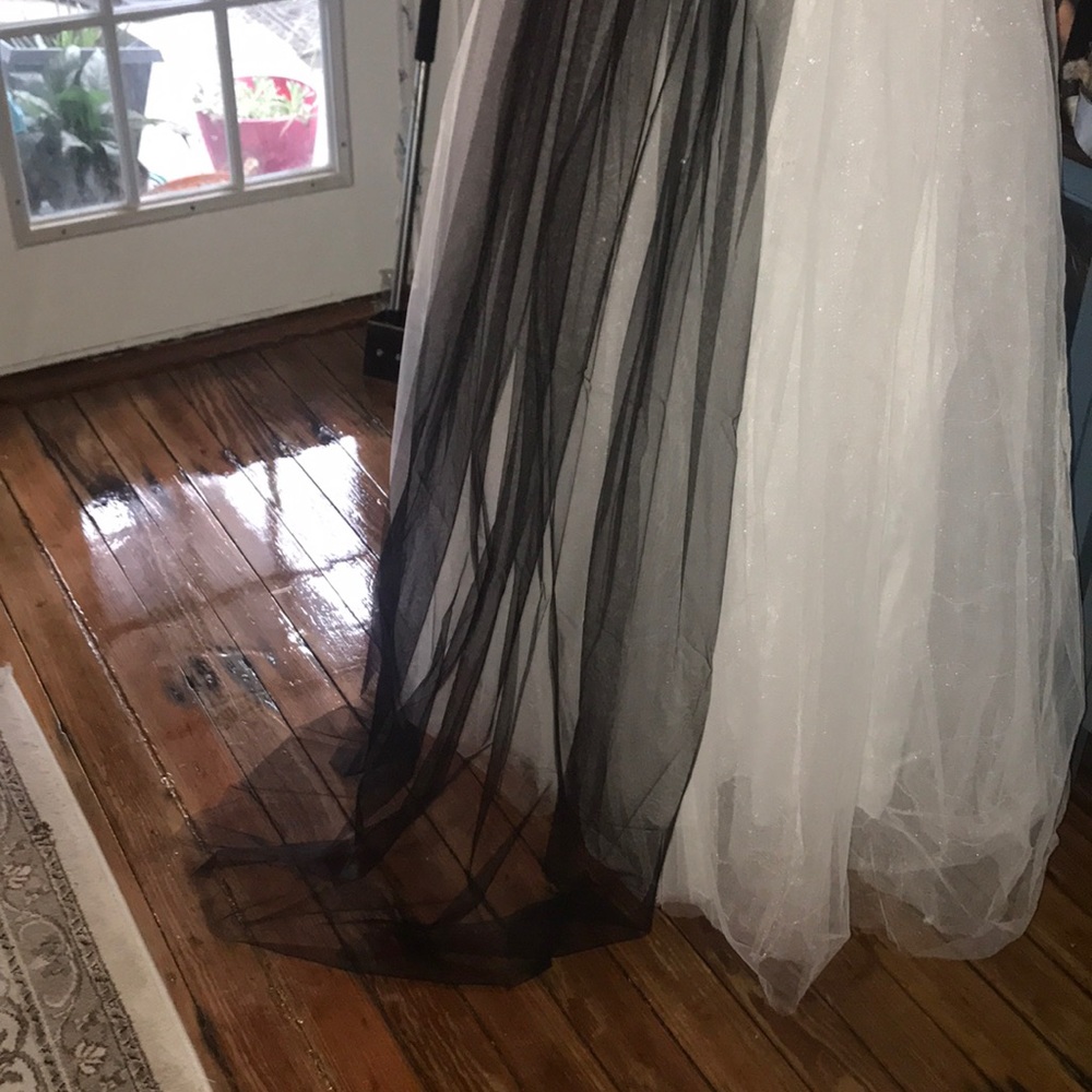 Beautiful black chapel veil with comb - Picture 3 of 5
